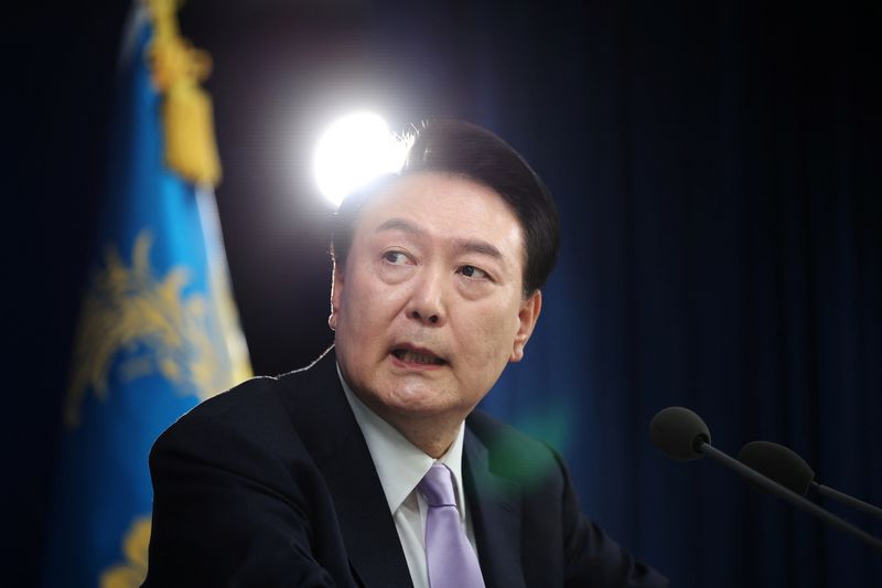 © Reuters. South Korean President Yoon Suk Yeol answers a reporter’s question during a press conference at the Presidential Office in Seoul, South Korea, November 7, 2024.   REUTERS/Kim Hong-Ji/Pool