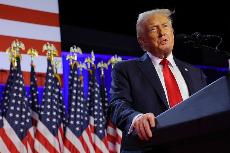 © Reuters. Republican presidential nominee and former U.S. President Donald Trump addresses supporters at his rally, at the Palm Beach County Convention Center in West Palm Beach, Florida, U.S., November 6, 2024. REUTERS/Brian Snyder/ File Photo