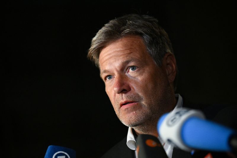 © Reuters. German Economy and Climate Change Minister Robert Habeck of the Greens party addresses the media with German Foreign Minister Annalena Baerbock (not pictured) in front of the Chancellery after German Chancellor Olaf Scholz sacked German Finance Minister Christian Lindner following a meeting with the heads of the so-called 