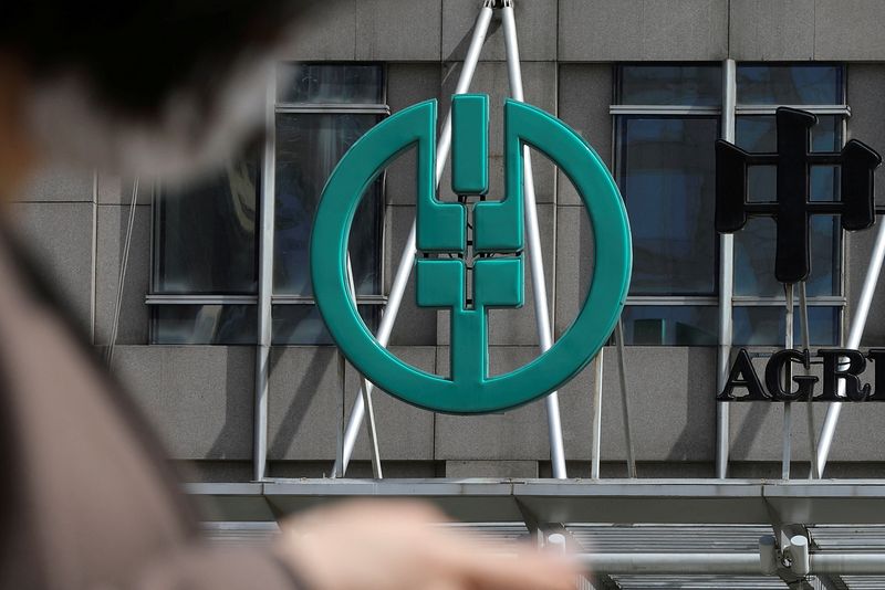 © Reuters. FILE PHOTO: A sign of Agricultural Bank of China is seen at its office building in Beijing, China March 29, 2021. REUTERS/Tingshu Wang/File Photo