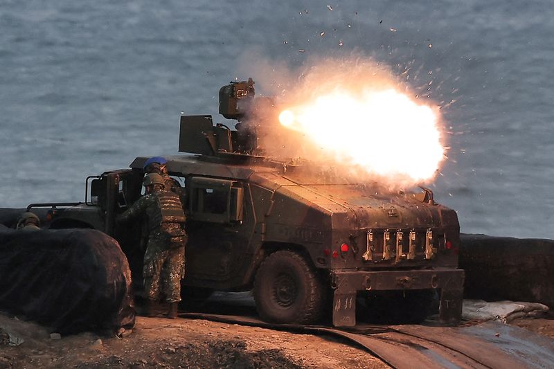 © Reuters. FILE PHOTO: A US-made TOW-2A wire-guided anti-tank missile, launched by Taiwanese soldiers from a M1167 TOW carrier vehicle at the Fangshan training grounds in Pingtung, Taiwan, August 26, 2024. REUTERS/Ann Wang/File Photo