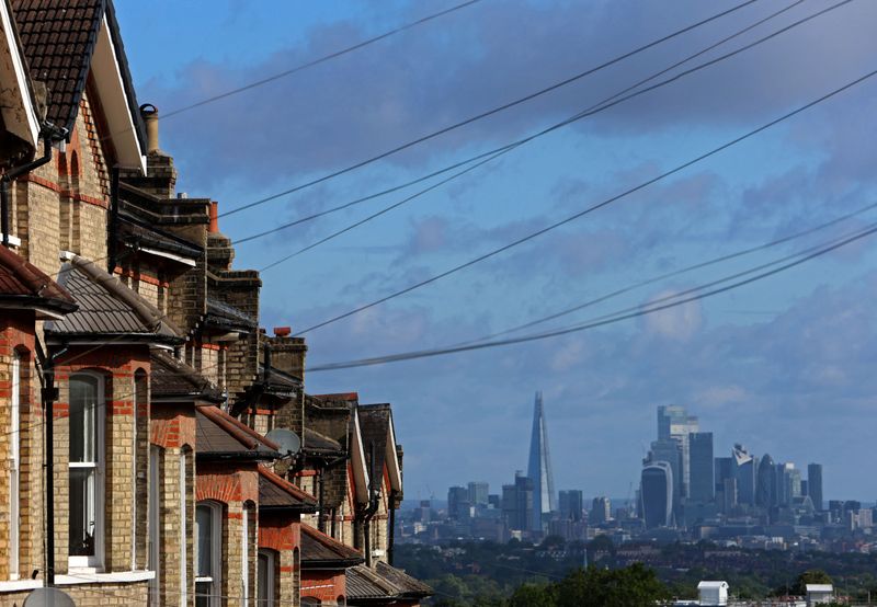 © Reuters. FILE PHOTO: Buildings in the City of London are seen alongside Victorian residential housing in South London, Britain, August 1, 2023. REUTERS/ Susannah Ireland/File Photo