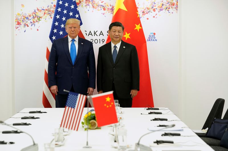 © Reuters. U.S. President Donald Trump and China's President Xi Jinping pose for a photo ahead of their bilateral meeting during the G20 leaders summit in Osaka, Japan, June 29, 2019. REUTERS/Kevin Lamarque/File Photo