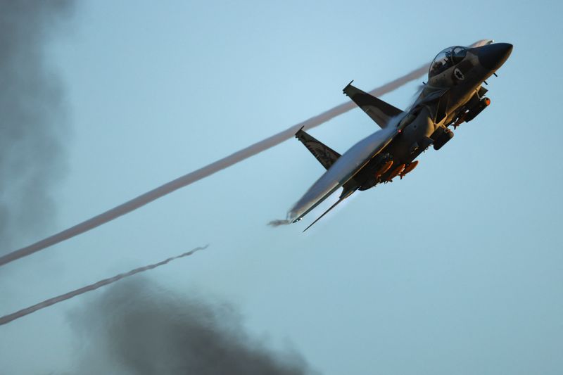 © Reuters. A F-15 fighter jet flies during a graduation ceremony for Israeli Air Force pilots at Hatzerim Airbase, in southern Israel, June 29, 2023. REUTERS/Amir Cohen/File Photo