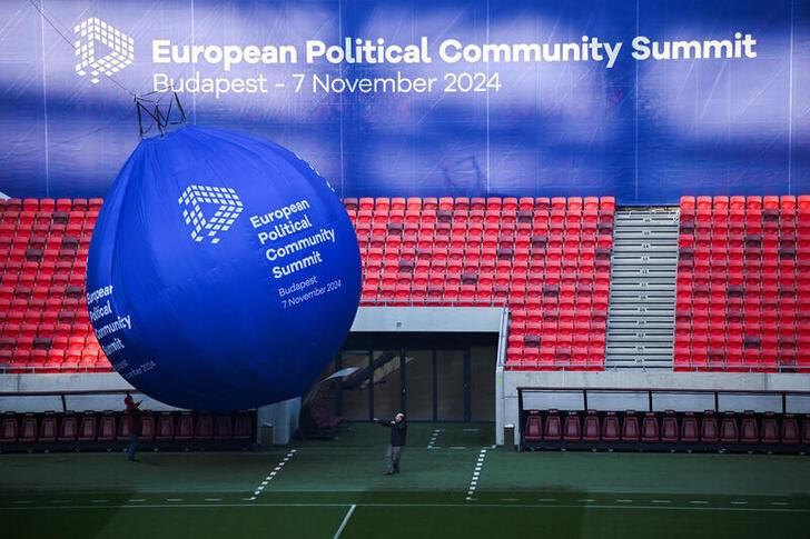 © Reuters. People put up a balloon sign at the European Political Community Summit venue, the Puskas Arena, in Budapest, Hungary, November 7, 2024. REUTERS/Marton Monus