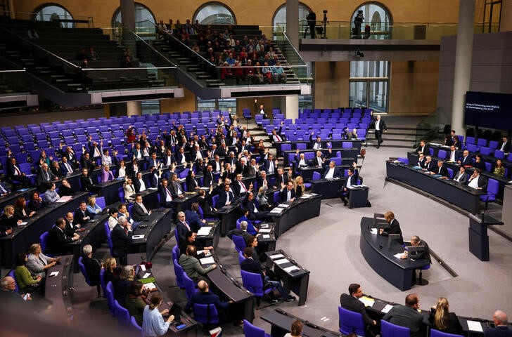 © Reuters. Members of the German parliament vote at the Bundestag in Berlin, Germany, November 6, 2024. REUTERS/Liesa Johannssen