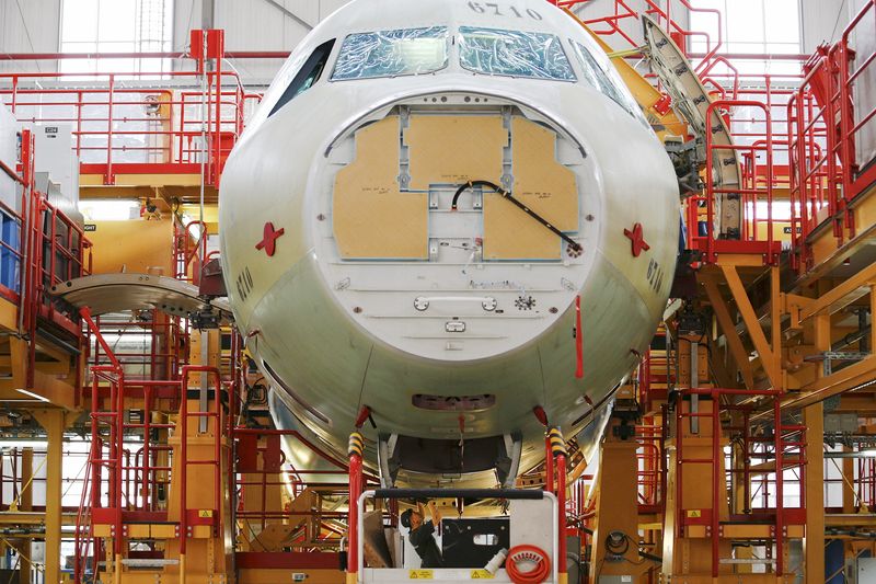 &copy; Reuters. FILE PHOTO: An employee works at the A320 family final assembly line of an Airbus factory in Tianjin, China, Aug. 12, 2015. REUTERS/Damir Sagolj/File Photo