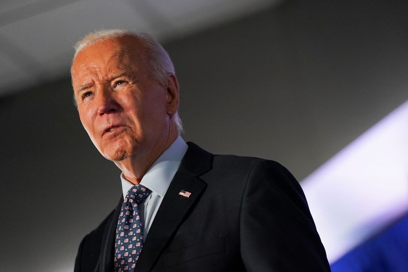 &copy; Reuters. U.S. President Joe Biden delivers remarks on his administration’s support of unions during a visit to the UA Local Sprinkler Fitters Local Union 692 in Philadelphia, Pennsylvania, U.S., November 1, 2024. REUTERS/Nathan Howard/File Photo