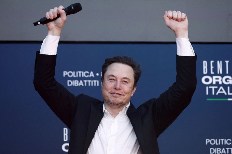 © Reuters. FILE PHOTO: Tesla and SpaceX's CEO Elon Musk gestures, as he attends political festival Atreju organised by Italian Prime Minister Giorgia Meloni's Brothers of Italy (Fratelli d'Italia) right-wing party, in Rome, Italy, December 16, 2023. REUTERS/Guglielmo Mangiapane/File Photo