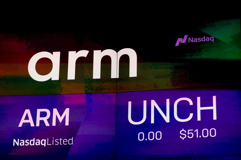 &copy; Reuters. A screen displays the logo of Softbank's Arm, chip design firm, during the company’s initial public offering (IPO) at Nasdaq Market site in New York, U.S., September 14, 2023. REUTERS/Brendan McDermid/file Photo