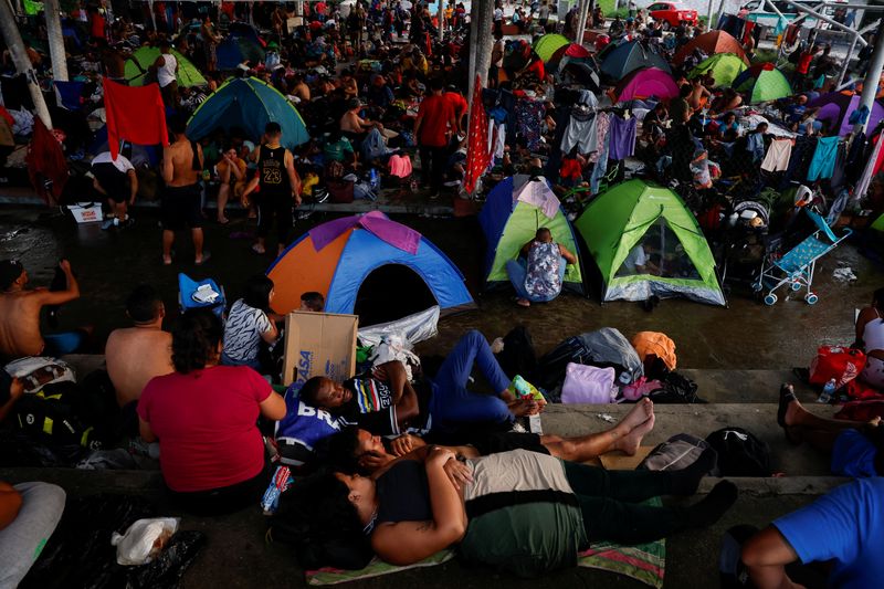 © Reuters. Migrants make a stop to rest before continuing on their journey to the U.S. border, in Huixtla, Mexico November 6, 2024. REUTERS/Daniel Becerril