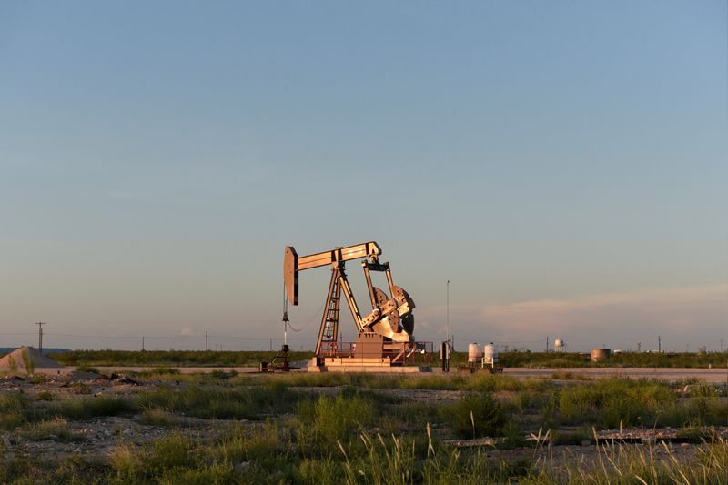 &copy; Reuters. Un martinetto opera in un campo petrolifero a Midland, Texas, Stati Uniti, il 22 agosto 2018. REUTERS/Nick Oxford