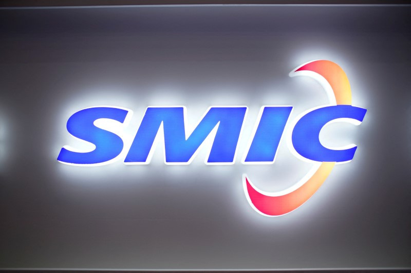 © Reuters. A logo of Semiconductor Manufacturing International Corporation (SMIC) is seen at China International Semiconductor Expo October 14, 2020. REUTERS/Aly Song/File Photo