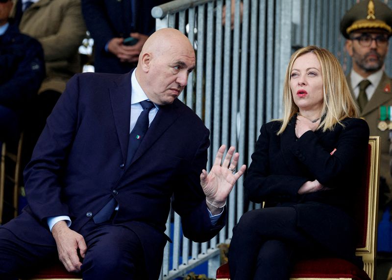 &copy; Reuters. La presidente del Consiglio Giorgia Meloni guarda accanto al Ministro della Difesa Guido Crosetto mentre partecipano alla cerimonia per il 163° anniversario dell'Esercito italiano, a Roma, 3 maggio 2024. REUTERS/Remo Casilli