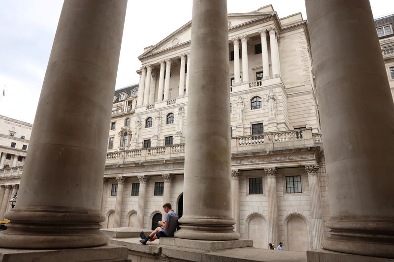 © Reuters. A man sits by the Bank of England in the financial district of London, Britain, August 14, 2024. REUTERS/Mina Kim/File Photo