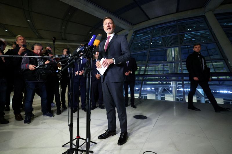 © Reuters. FILE PHOTO: Outgoing German Finance Minister Christian Lindner of the Free Democratic party (FDP) gives a statement at the Bundestag, Germany's lower house of parliament, after he was sacked by German Chancellor Olaf Scholz following a meeting with the heads of the so-called 