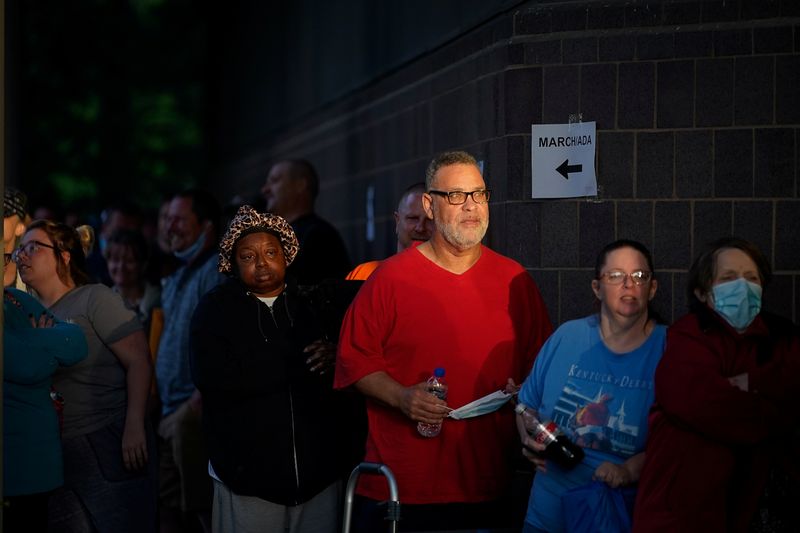 © Reuters. Hundreds of people line up outside the Kentucky Career Center, over two hours prior to its opening, to find assistance with their unemployment claims in Frankfort, Kentucky, U.S. June 18, 2020. REUTERS/Bryan Woolston/File Photo