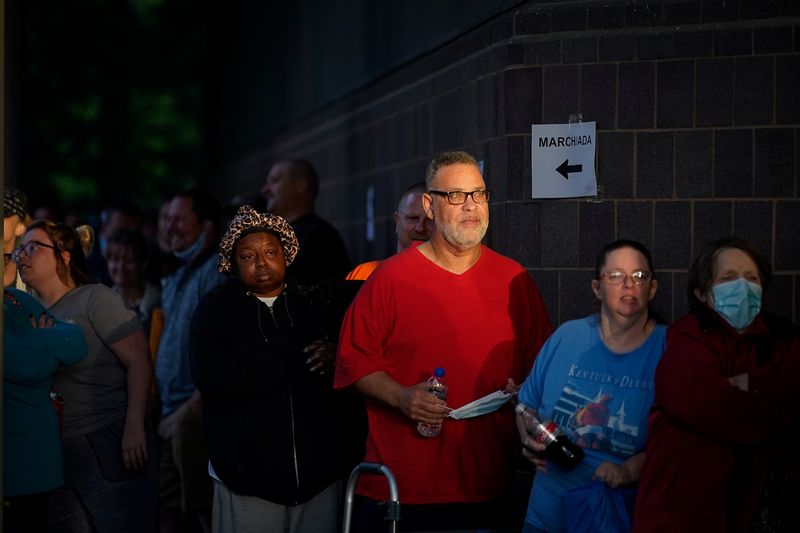 &copy; Reuters. Pessoas fazem fila em centro de carreiras de Frankfort, EUAn18/06/2020. REUTERS/Bryan Woolston/File Photo
