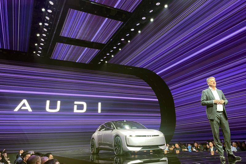 &copy; Reuters. An E Concept electric vehicle (EV) of AUDI, a new EV brand Audi co-developed with Chinese automaker SAIC, is displayed onstage during a launch event in Shanghai, China November 7, 2024. REUTERS/Brenda Goh