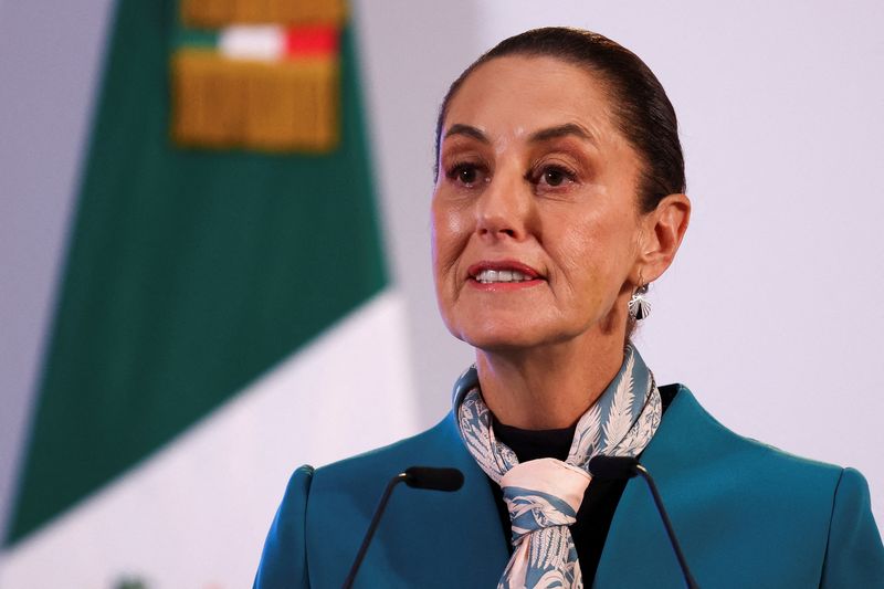 © Reuters. FILE PHOTO: Mexico's President Claudia Sheinbaum holds a press conference a day after the U.S. elections, at the National Palace, in Mexico City, Mexico, November 6, 2024. REUTERS/Raquel Cunha/File Photo