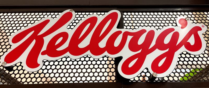 &copy; Reuters. FILE PHOTO: The Kellogg's logo is pictured on a display in a market in New York, U.S., June 21, 2022. REUTERS/Mike Segar/File Photo