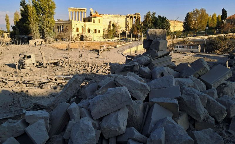 &copy; Reuters. Rubble lies at the site of the historic 'Al-Manshiya' building damaged in the aftermath of Israeli strikes, near the Roman ruins of Baalbek, in the eastern city of Baalbek, Lebanon November 7, 2024. REUTERS/Maher Abou Taleb