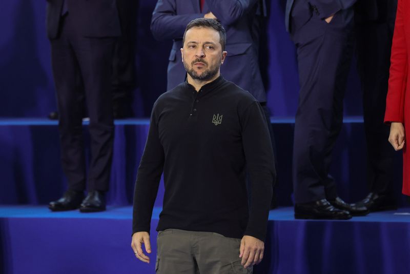 © Reuters. Ukraine's President Volodymyr Zelenskiy looks on as he poses for a family photo during the European Political Community Summit at the Puskas Arena, in Budapest, Hungary, November 7, 2024. REUTERS/Bernadett Szabo