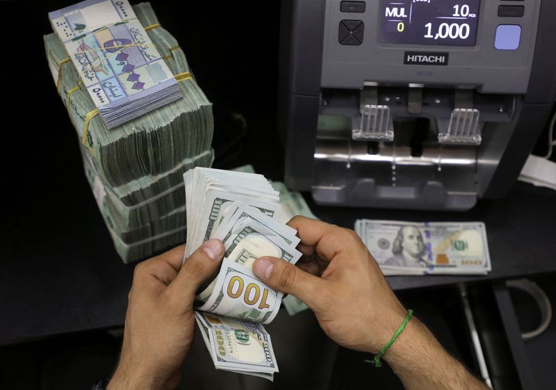 © Reuters. A money exchange vendor counts U.S. dollar banknotes next to Lebanese pounds at a currency exchange shop in Beirut, Lebanon May 24, 2022.  REUTERS/Mohamed Azakir/File Photo