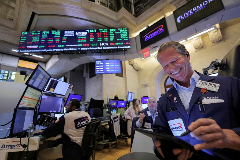 © Reuters. A trader reacts at the New York Stock Exchange (NYSE) at the end of the trading day, after Republican presidential nominee Donald Trump became U.S. president-elect, in New York City, U.S., November 6, 2024. REUTERS/Andrew Kelly/File Photo