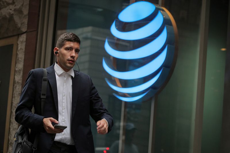 © Reuters. A man uses his phone as he passes by an AT&T store on Wall St. in New York, U.S., June 19, 2019. REUTERS/Brendan McDermid/File Photo