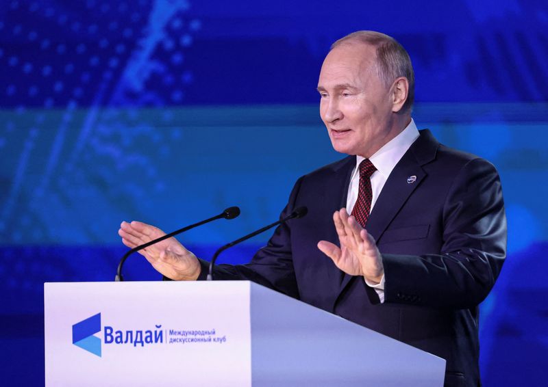 © Reuters. Russian President Vladimir Putin delivers a speech during a plenary session as part of the 21st annual meeting of the Valdai Discussion Club titled 'Lasting peace on what basis? Common security and equal opportunities for development in the 21st century' in Sochi, Krasnodar region, Russia, 07 November 2024.    MAXIM SHIPENKOV/Pool via REUTERS