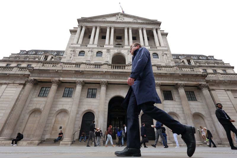 © Reuters. FILE PHOTO: A person walks past the Bank of England, in London, Britain, September 23, 2024. REUTERS/Mina Kim/File Photo