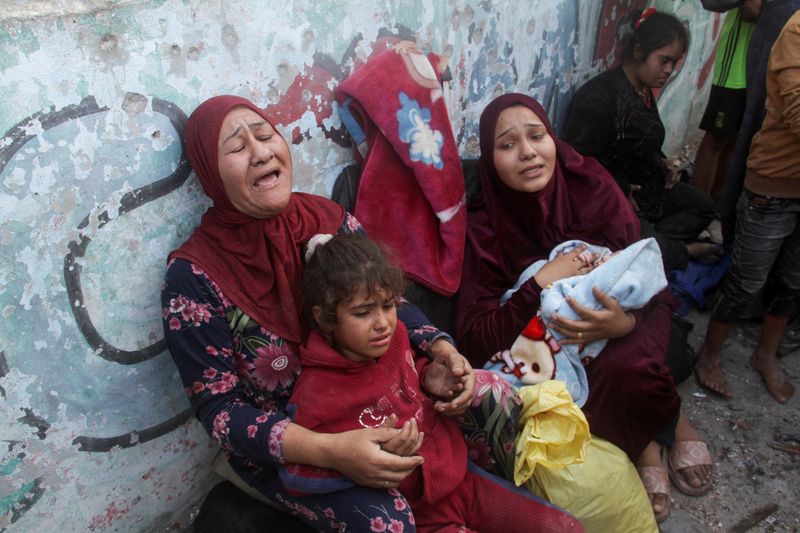 © Reuters. Palestinians react after a school sheltering displaced people was hit by an Israeli strike, at Beach camp in Gaza City November 7, 2024. REUTERS/Mahmoud Issa 