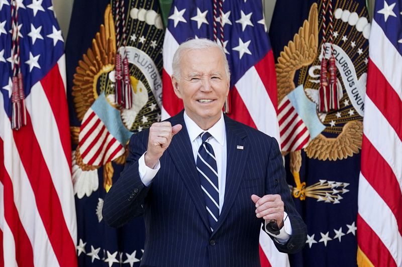 &copy; Reuters. U.S. President Joe Biden gestures on the day he delivers remarks on the 2024 election results and the upcoming presidential transition of power, in the Rose Garden of the White House in Washington, U.S., November 7, 2024.  REUTERS/Kevin Lamarque