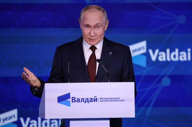 © Reuters. Russian President Vladimir Putin delivers a speech during a plenary session as part of the 21st annual meeting of the Valdai Discussion Club titled 'Lasting peace on what basis? Common security and equal opportunities for development in the 21st century' in Sochi, Krasnodar region, Russia, 07 November 2024.  MAXIM SHIPENKOV/Pool via REUTERS