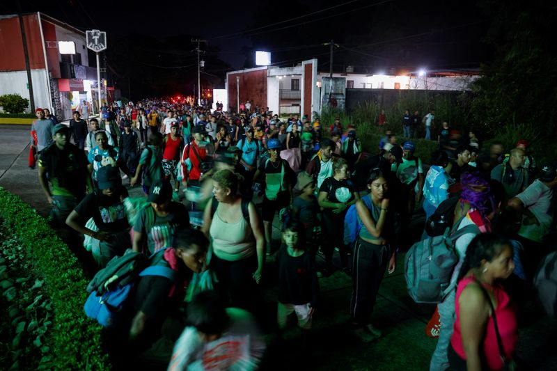 &copy; Reuters. Migrants walk in a caravan after having rested on their way to the U.S. border, in Huixtla, Mexico November 7, 2024. REUTERS/Daniel Becerril