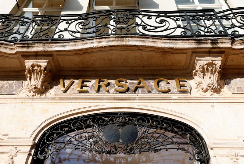 © Reuters. The logo of fashion house Versace is seen at the entrance of a store in Brussels, Belgium December 6, 2022. REUTERS/Yves Herman/File Photo