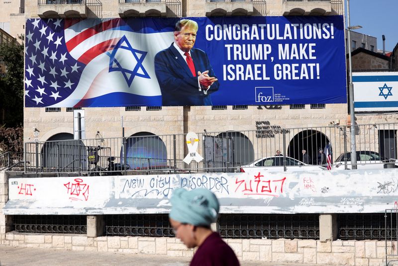 &copy; Reuters. A person walks near a congratulatory billboard for U.S. President-elect Donald Trump, following the 2024 U.S Presidential Election, in Jerusalem, November 7, 2024. REUTERS/Ronen Zvulun