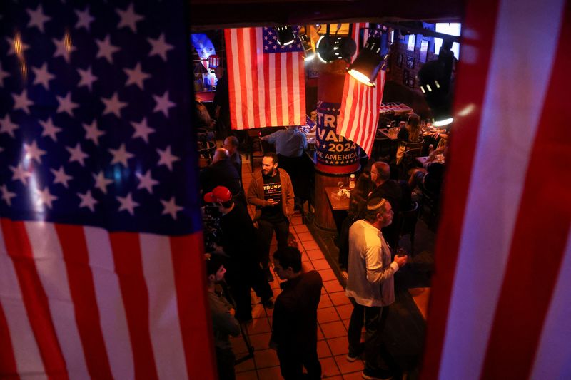 © Reuters. Supporters of Republican presidential nominee and former U.S. President Donald Trump gather to watch live coverage of Election Day for the 2024 U.S. presidential election, at a pub in Jerusalem, November 6, 2024. REUTERS/Ronen Zvulun