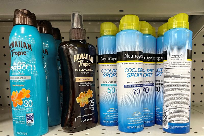 © Reuters. FILE PHOTO: Sunscreen products sit on a shelf at a store in Gloucester, Massachusetts, U.S., July 15, 2021.    REUTERS/Brian Snyder/File Photo