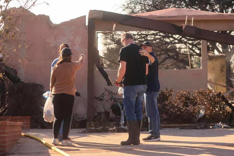 © Reuters. People react near houses that were damaged in the Mountain Fire in Camarillo, U.S., November 7, 2024. REUTERS/David Swanson