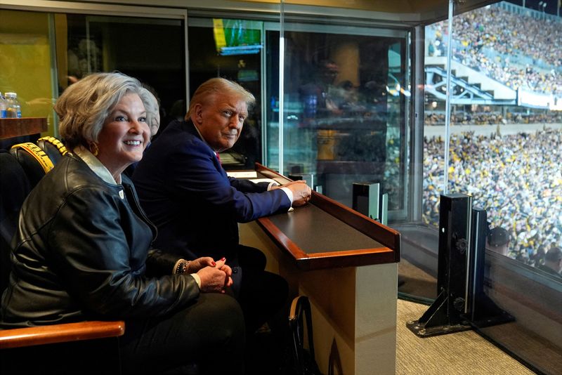 &copy; Reuters. FILE PHOTO: Republican presidential candidate and former President Donald Trump sits with Susie Wiles as he attends the New York Jets football game against the Pittsburgh Steelers at Acrisure Stadium, Sunday, Oct. 20, 2024, in Pittsburgh. Evan Vucci/Pool 