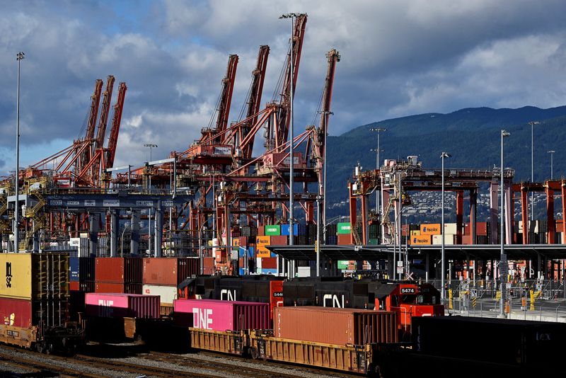 © Reuters. The Port of Vancouver is seen after a negotiating deadline passed and strike notice was not withdrawn, as the BC Maritime Employers Association said it would lock out International Longshore and Warehouse Union Local 514 members, amid a labour dispute, in Vancouver, British Columbia, Canada November 4, 2024. REUTERS/Jennifer Gauthier/File Photo