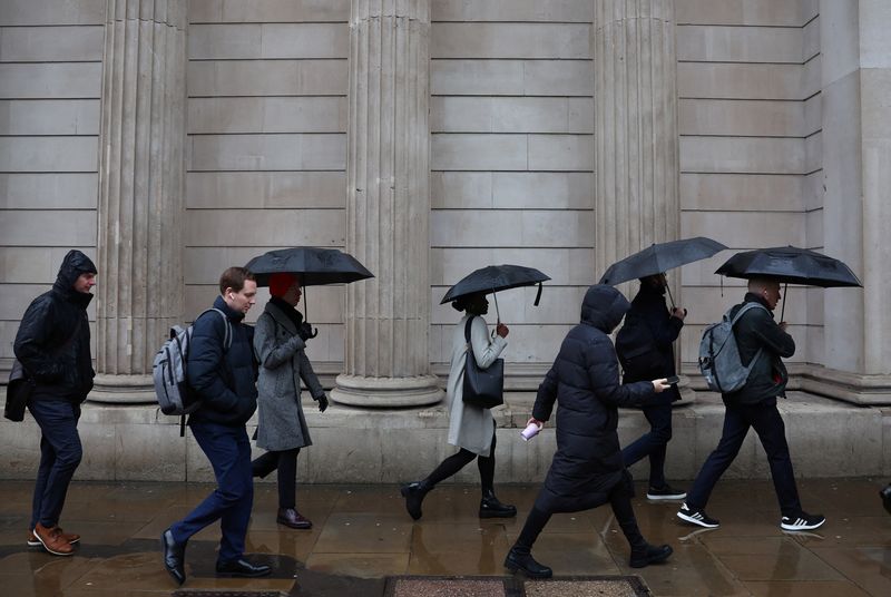 © Reuters. Commuters walk during the morning rush hour near the Bank of England in the City of London financial district in London, Britain, February 8, 2024. REUTERS/Toby Melville/File Photo