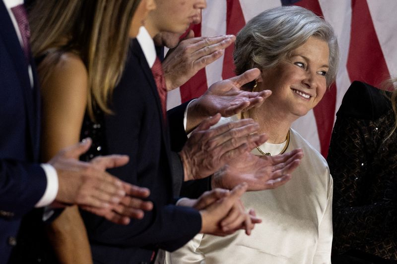 © Reuters. Susie Wiles reacts as Republican presidential nominee and former U.S. President Donald Trump speaks, following early results from the 2024 U.S. presidential election in Palm Beach County Convention Center, in West Palm Beach, Florida, U.S., November 6, 2024. REUTERS/Carlos Barria