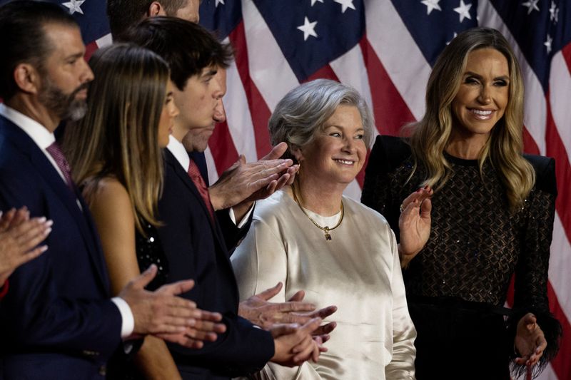 © Reuters. Susie Wiles reacts as Republican presidential nominee and former U.S. President Donald Trump speaks, following early results from the 2024 U.S. presidential election in Palm Beach County Convention Center, in West Palm Beach, Florida, U.S., November 6, 2024. REUTERS/Carlos Barria