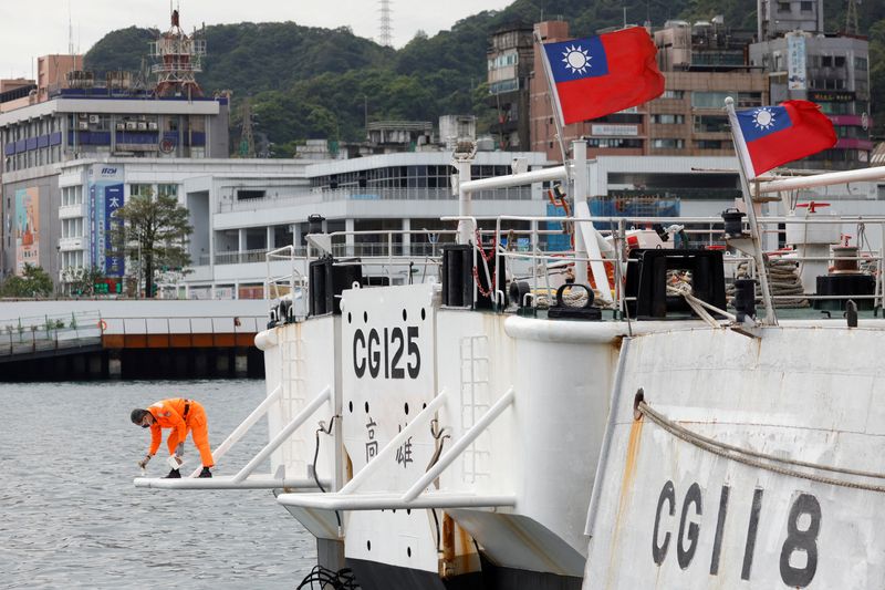 &copy; Reuters. FILE PHOTO: A crew member works aboard a Taiwanese Coast Guard vessel ducked at the port in Keelung, Taiwan April 9, 2023. REUTERS/Carlos Garcia Rawlins/File Photo