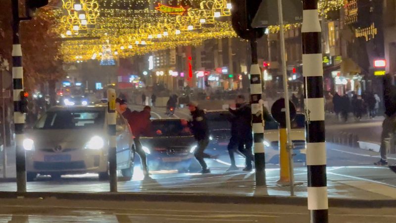 © Reuters. Israeli football supporters and Dutch youth clash near Amsterdam Central station, in Amsterdam, Netherlands, November 8, 2024, in this still image obtained from a social media video. X/iAnnet/via REUTERS