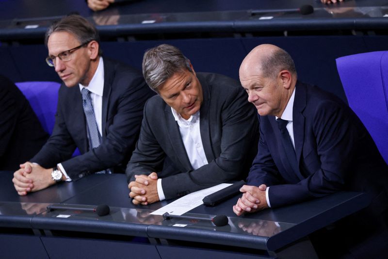 © Reuters. FILE PHOTO: Germany's newly appointed Finance Minister Joerg Kukies, German Economy and Climate Minister Robert Habeck and German Chancellor Olaf Scholz sit at the lower house of parliament, Bundestag in Berlin, Germany, November 7, 2024.   REUTERS/Liesa Johannssen/File Photo