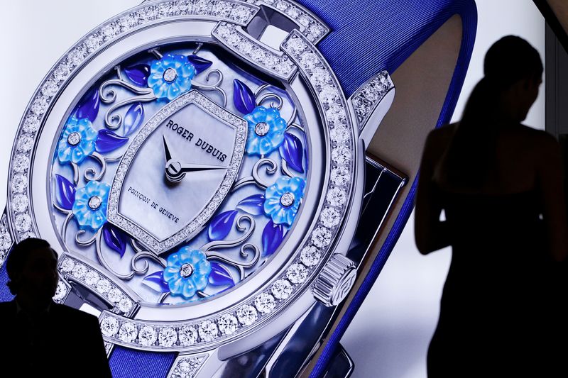 © Reuters. FILE PHOTO: Visitors on the Roger Dubuis stand during the opening day of the Salon International de la Haute Horlogerie (SIHH) fair, where all brands of luxury giant Richemont present their new models, in Geneva, Switzerland, January 18, 2016.  REUTERS/Pierre Albouy/File Photo